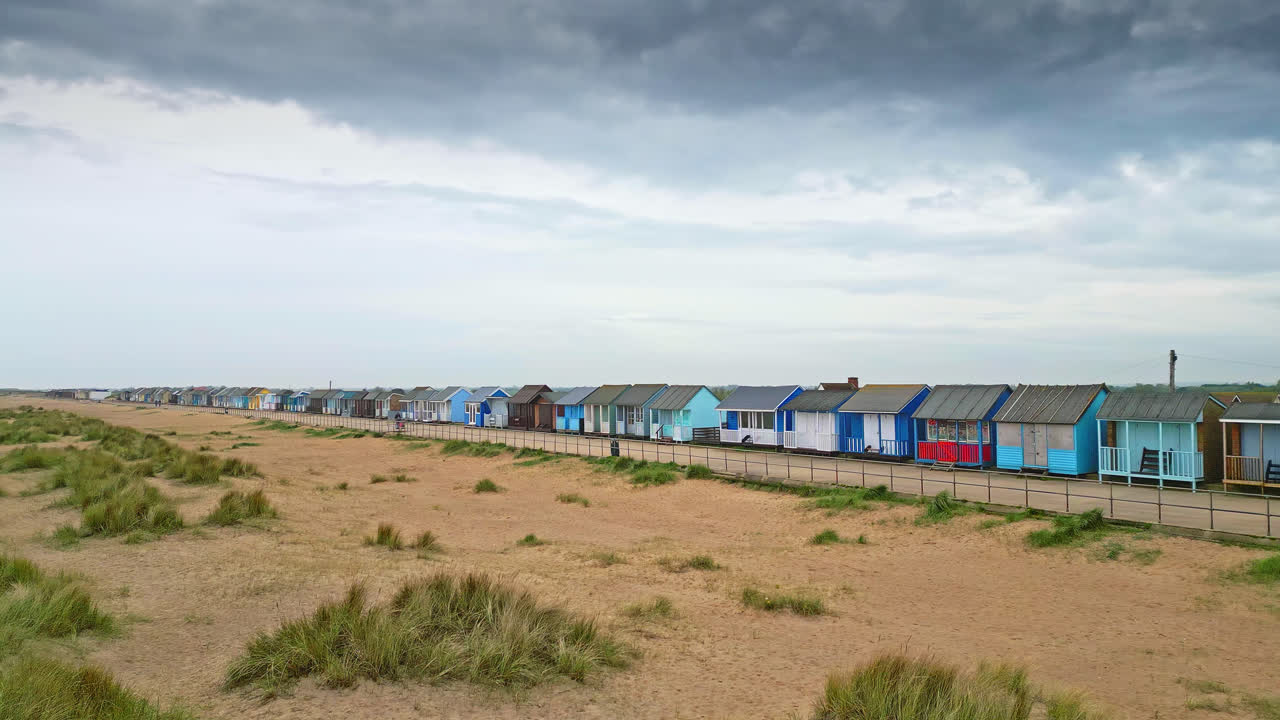 sea testigo del encanto costero de mabelethorpe a través de imágenes aéreas, destacando cabañas de playa, playas de arena y entretenimientos vibrantes