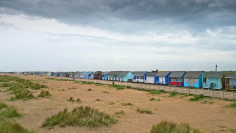 Erleben-Sie-Den-Reiz-Der-Küste-Von-Mablethorpe-Anhand-Von-Luftaufnahmen,-Die-Strandhütten,-Sandstrände-Und-Lebhafte-Vergnügungen-Hervorheben