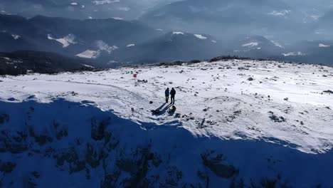 drone volador sobre las montañas eslovenas