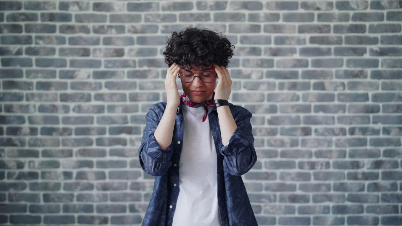 mujer con dolor de cabeza