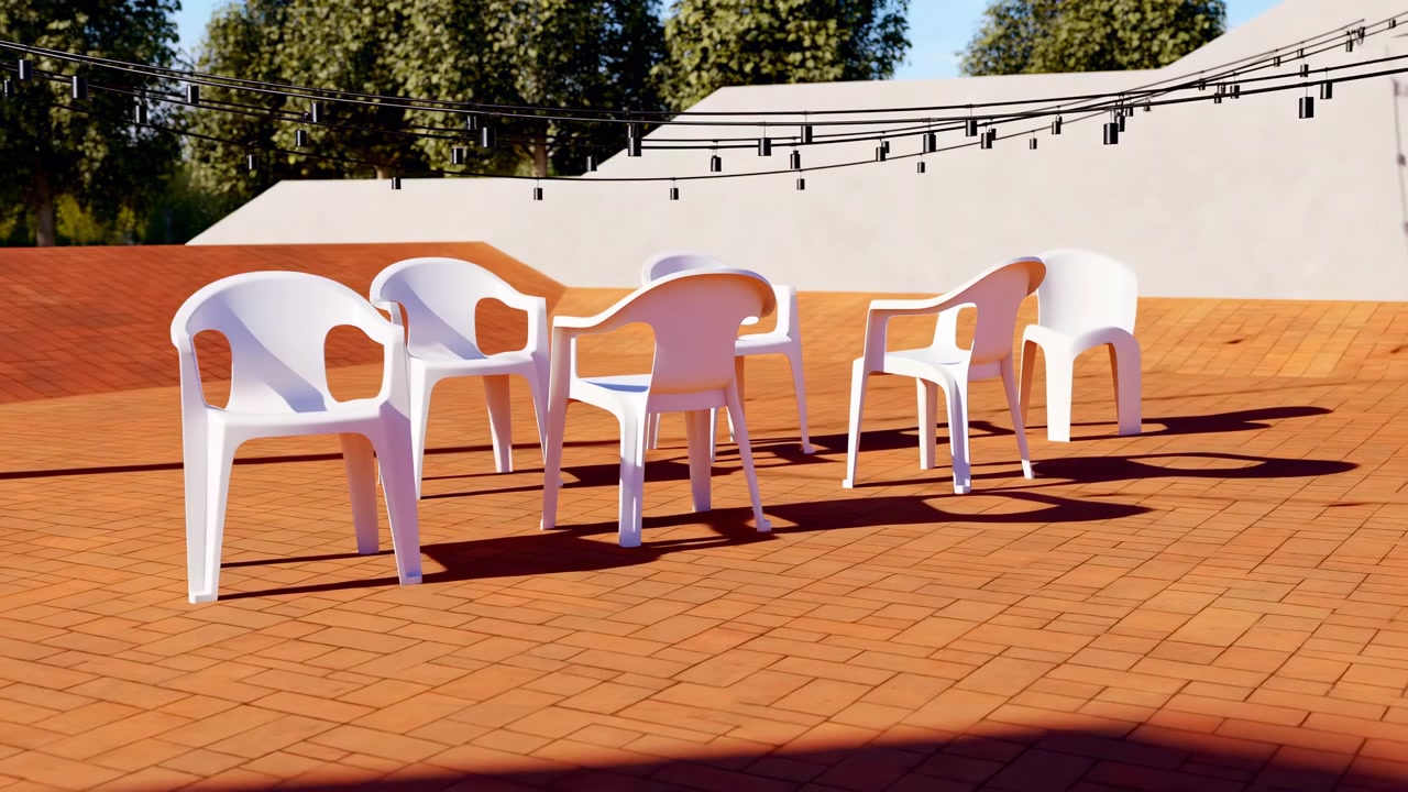 Six chaises en plastique moulé blanches disposées en rangée sur une terrasse en briques rouges sous des guirlandes lumineuses, le soleil de midi projetant de longues ombres nettes vers la droite; faible luminosité.