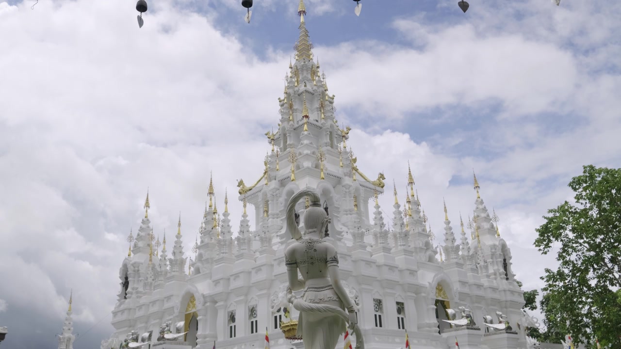 Perfetto tempio thailandese in silhouette contro la finestra, inquadratura con avvicinamento.