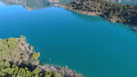 volar sobre un lago y un pequeño bosque