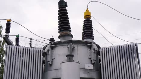 vista exterior de un gran transformador eléctrico