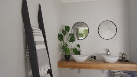 General-view-of-luxury-bathroom-with-washbasin-and-mirrors