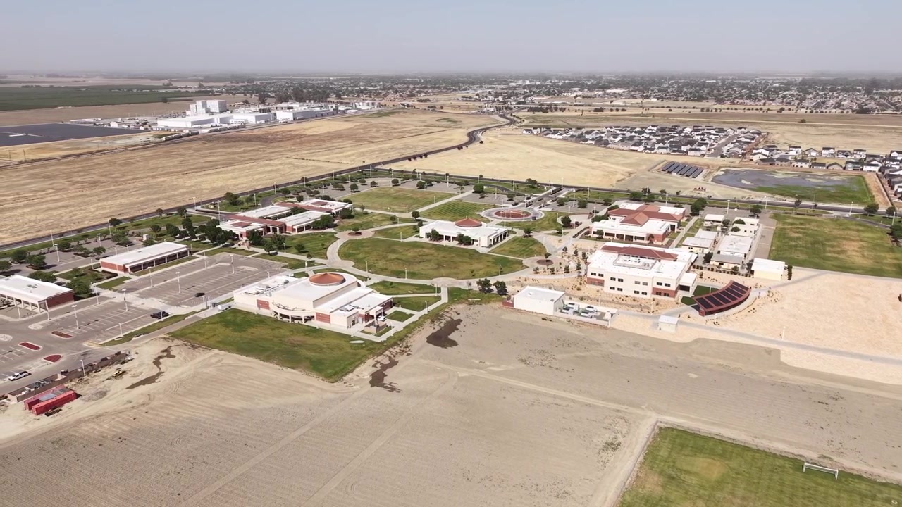 Ampia vista aerea che mostra il vasto campus del Lemoore College, con i suoi edifici moderni, spazi verdi e le aree agricole e residenziali circostanti