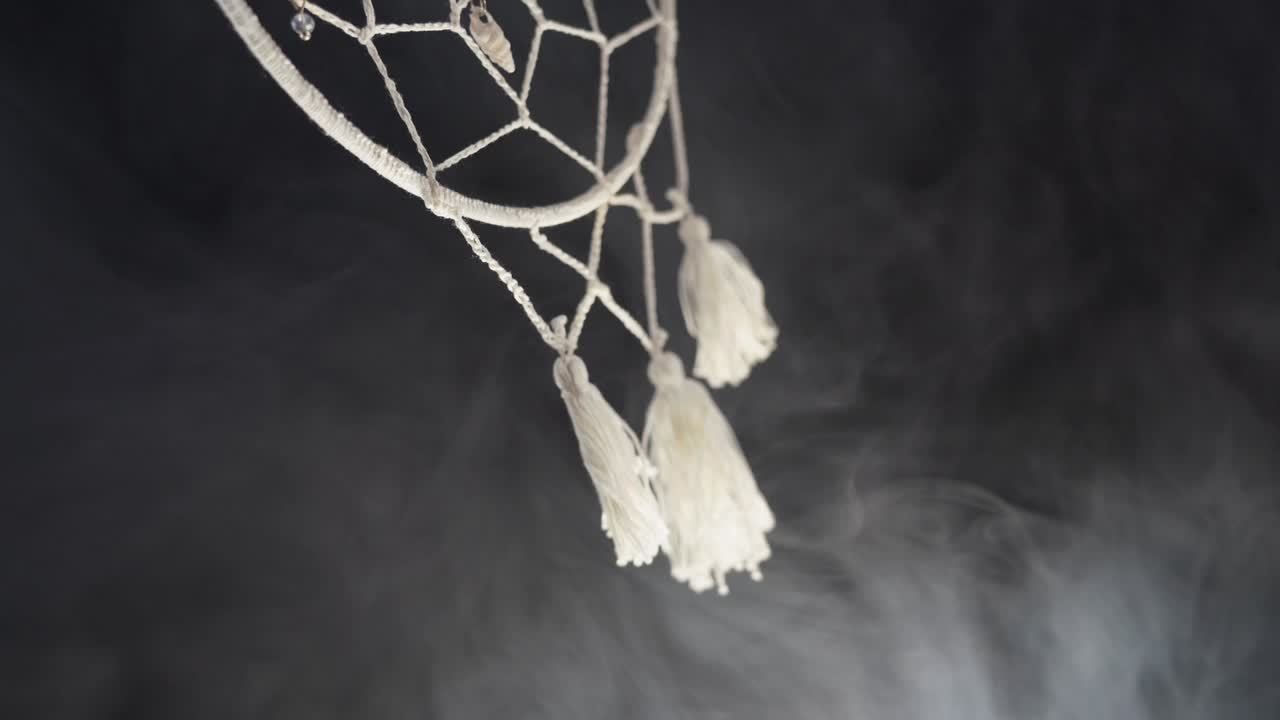 cazador de sueños con concepto de humo de calma, pacificación, cuidado y protección