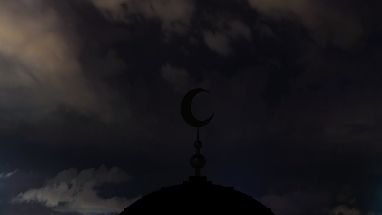 Il simbolo dell'Islam su uno sfondo di nuvole con fulmini. Time lapse