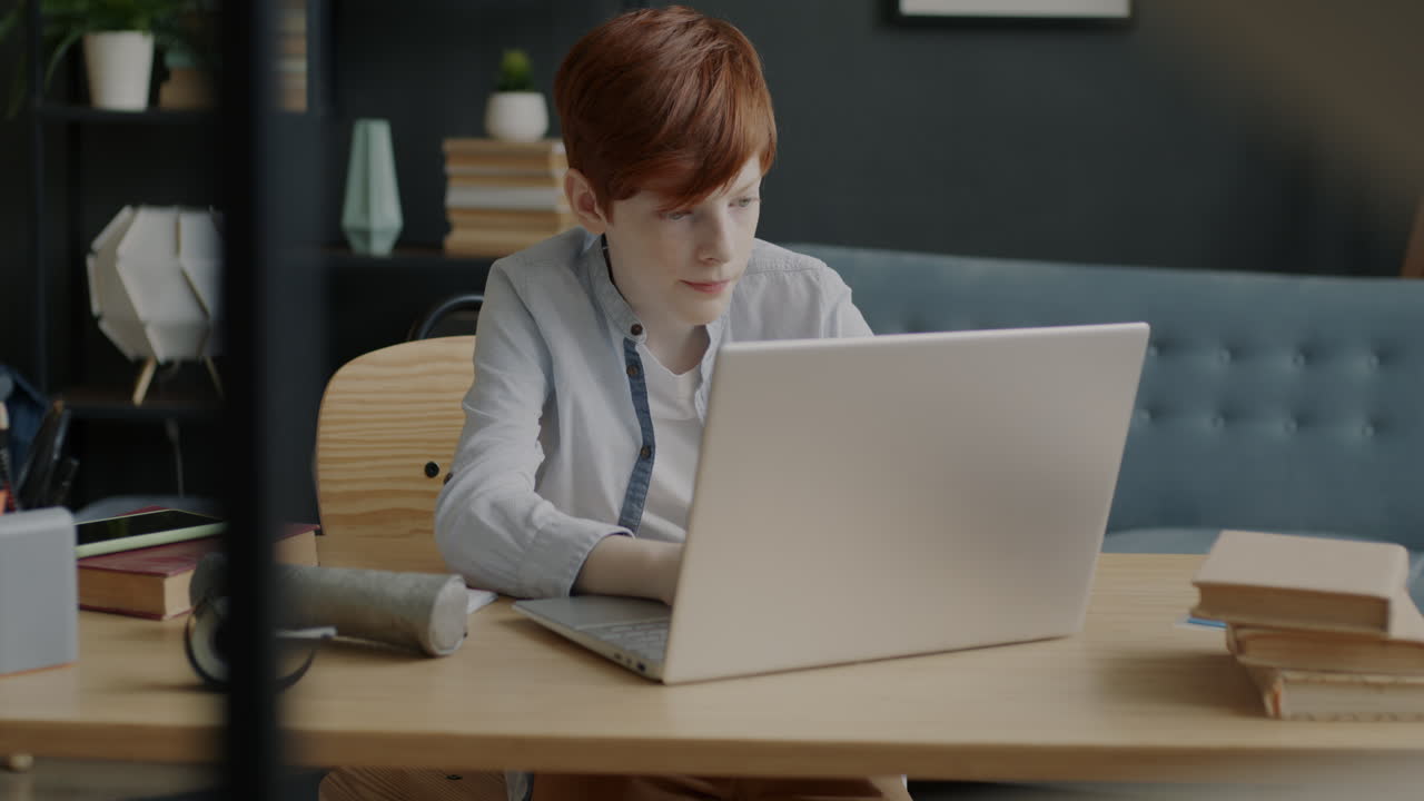 노트북으로 공부하는 소년