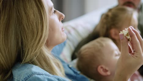 Handheld-Videoshows-Von-Familien,-Die-Popcorn-Essen-Und-Fernsehen