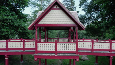 Video-Aéreo-Del-Puente-De-Retiro-De-Los-Amantes-En-El-Parque-Roger-Williams,-Providence-Ri