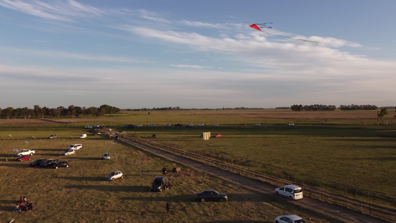 la gente disfruta volando cometas al aire libre en un amplio campo verde, buenos aires, argentina