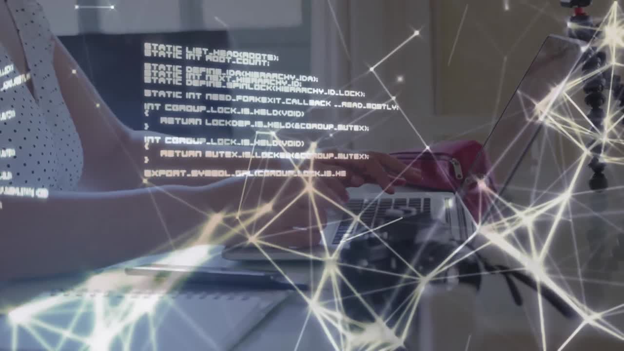 animazione della rete di connessioni su vlogger femminile utilizzando laptop a casa