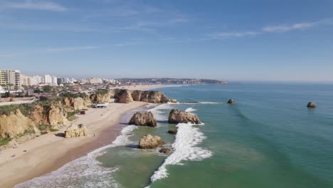 Antena-Cinematográfica-Hacia-Adelante-En-La-Playa-De-Portimao-Praia-Dos-Tres-Castelos,-Playa-De-Piedra.