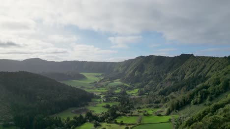 vista aérea de valles verdes bien cuidados bañados por la luz del sol en una fría mañana en terceira, azores