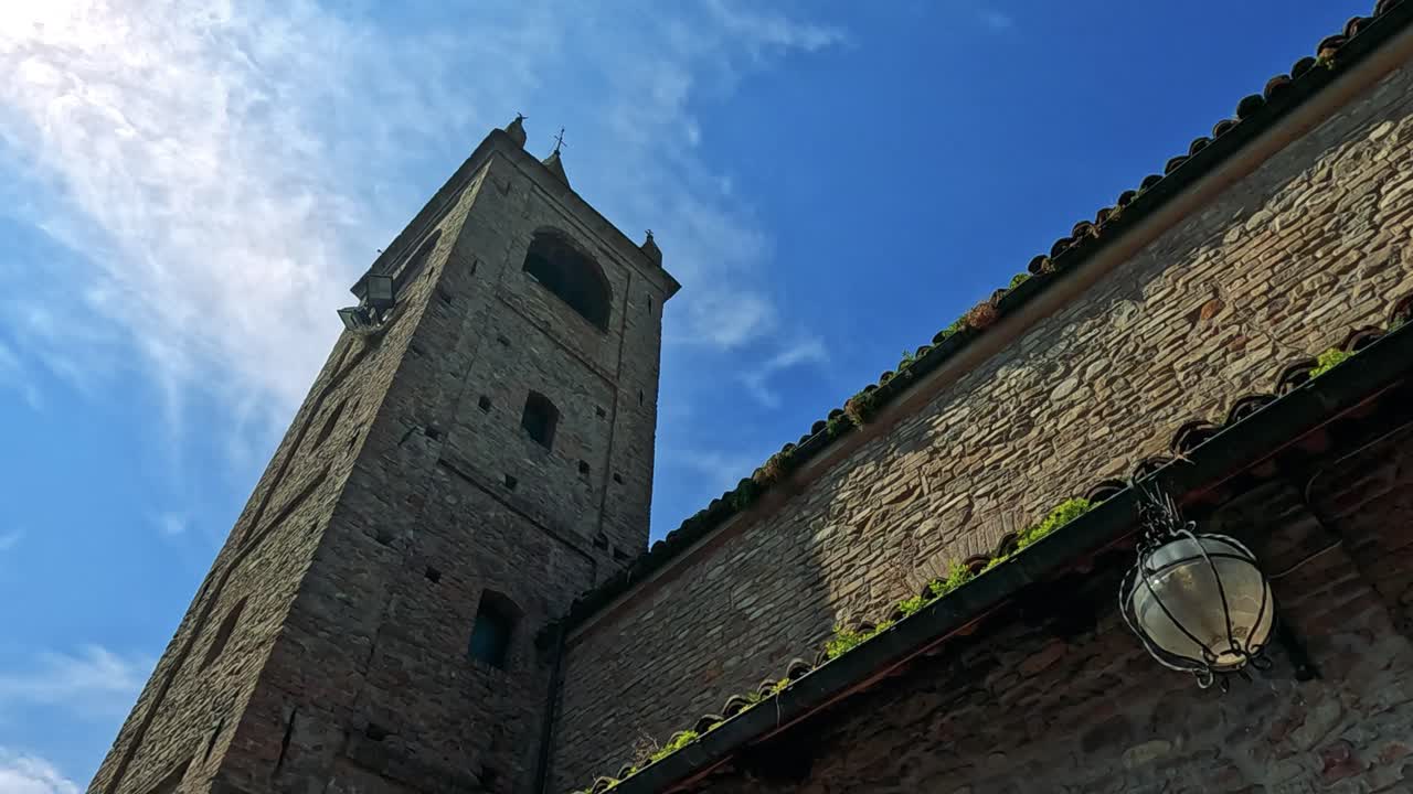 torre de la iglesia con nubes y luz solar
