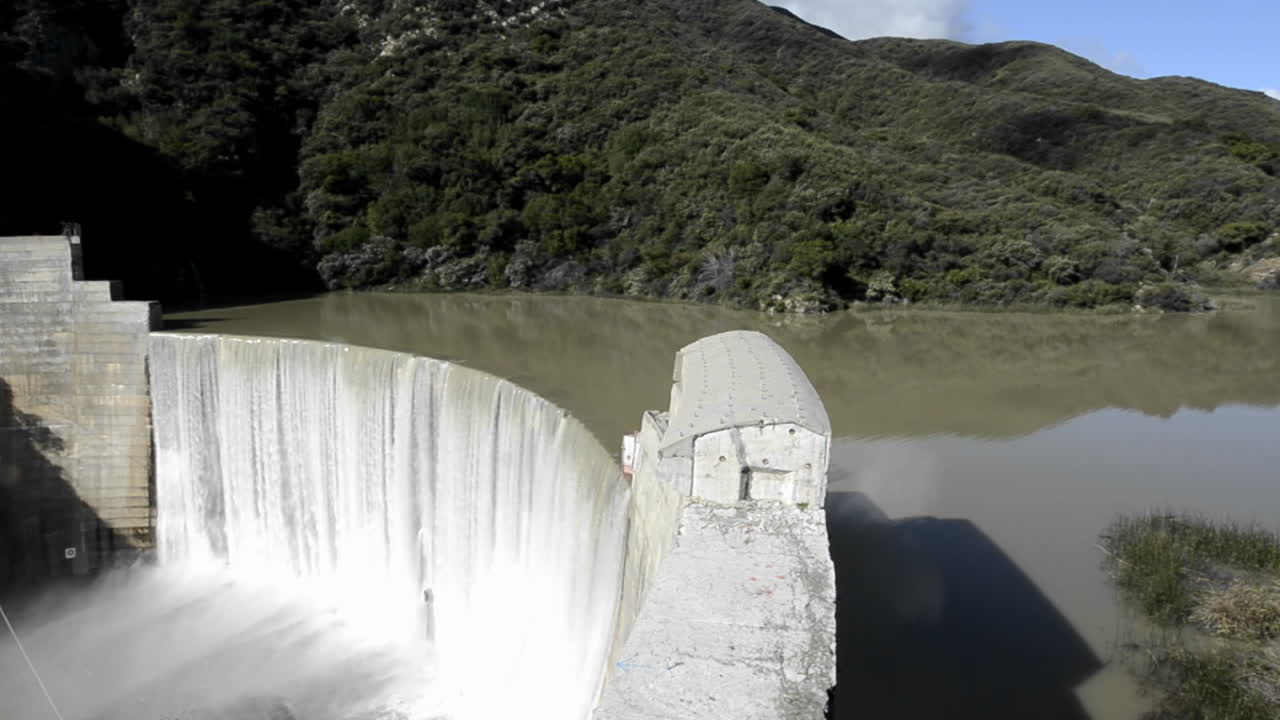 오하이오 캘리포니아 근처 봄 폭풍 후 구식 마틸리자 댐 위로 쏟아지는 마틸리자 개울 위에서 측면 보기