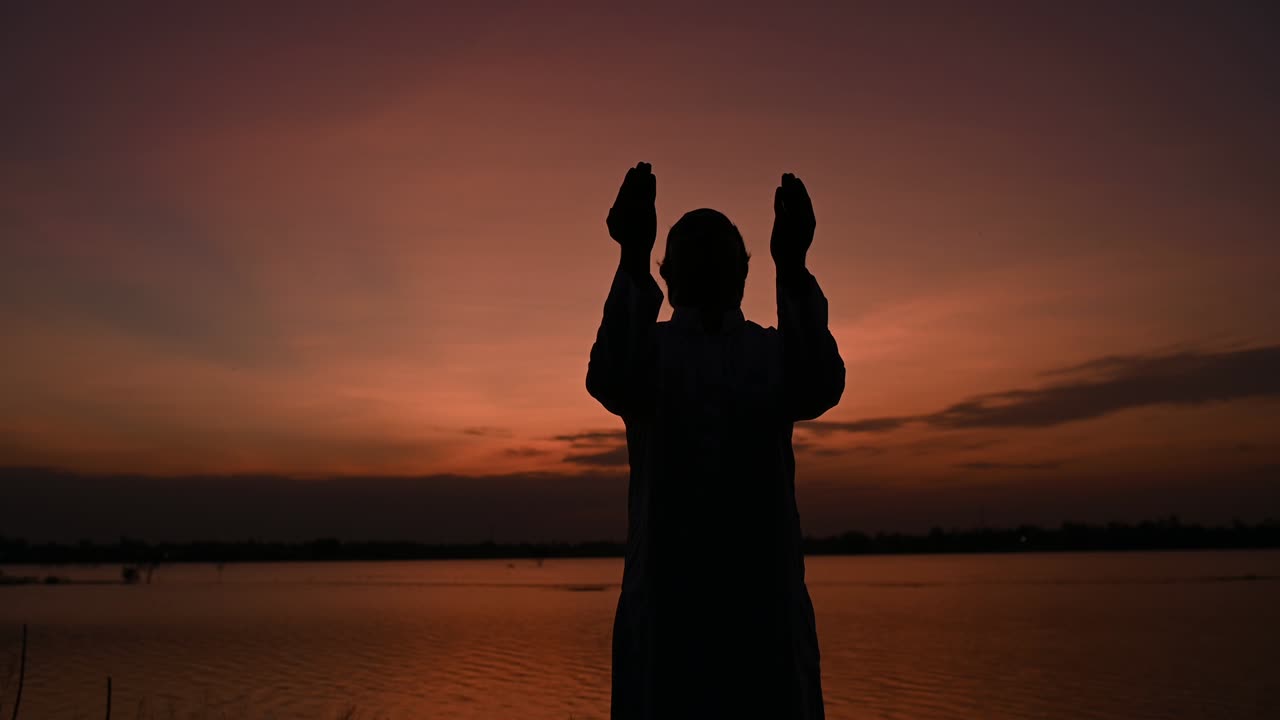 Silhouette di giovane musulmano asiatico