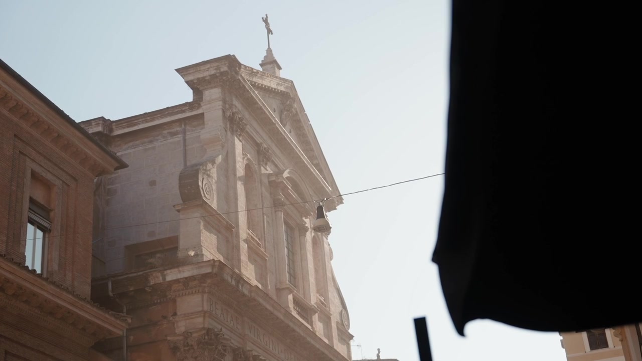 Scena di viaggio storica di Roma, Italia, con architettura distintiva e atmosfera culturale clip 13