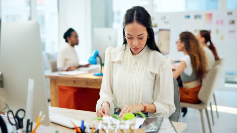 Business-woman,-documents-and-planning-on-computer