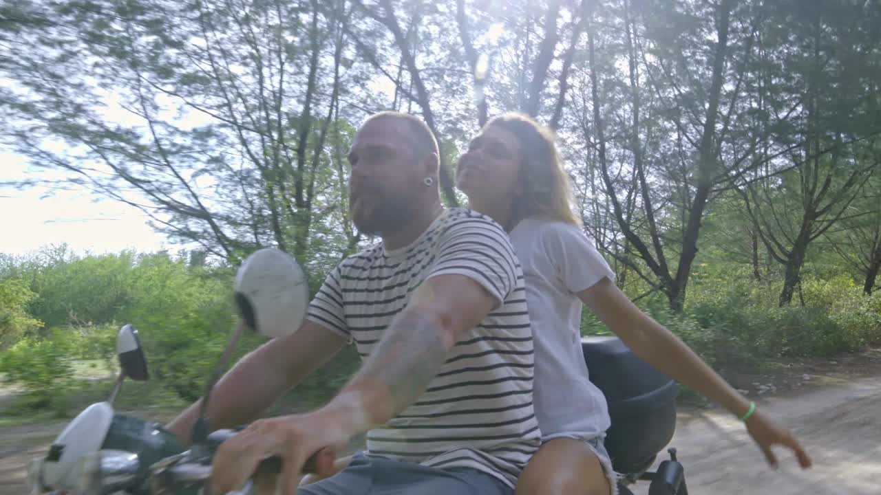 pareja disfrutando de un viaje romántico en scooter