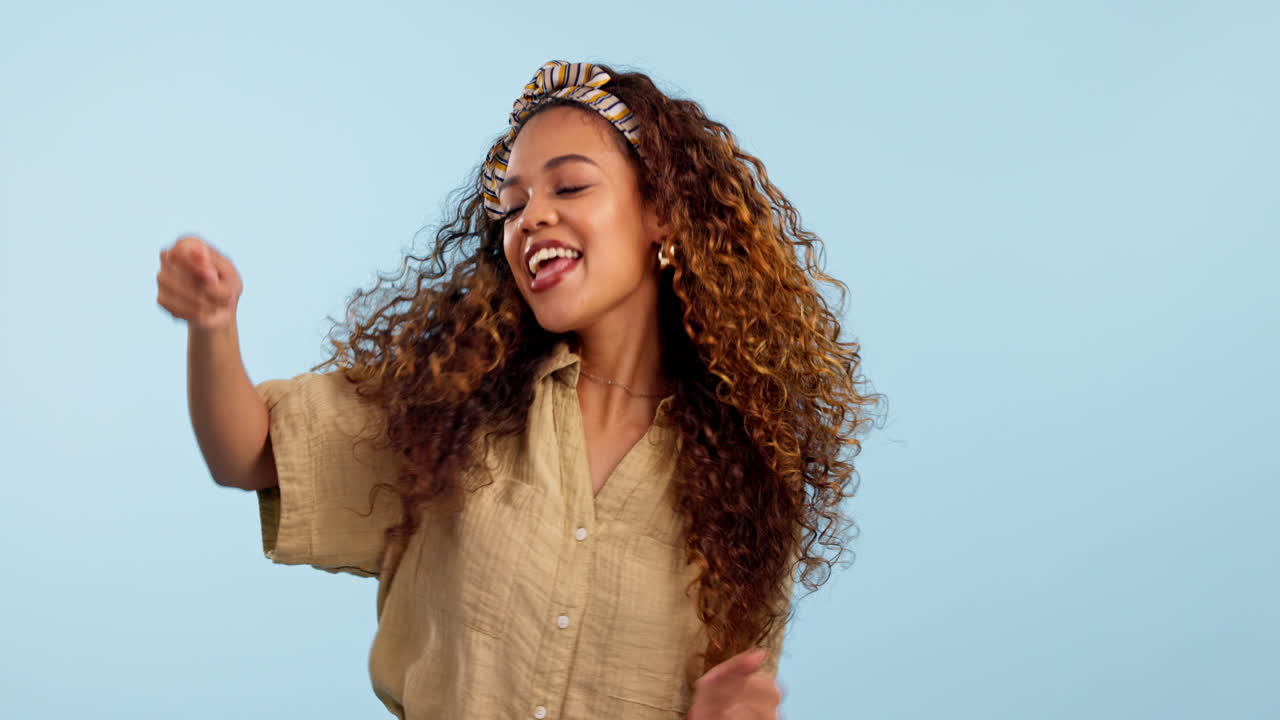 cara, bailando y emocionada mujer en la celebración