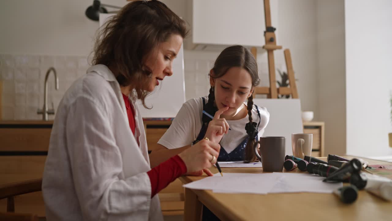 madre e hija dibujando juntos