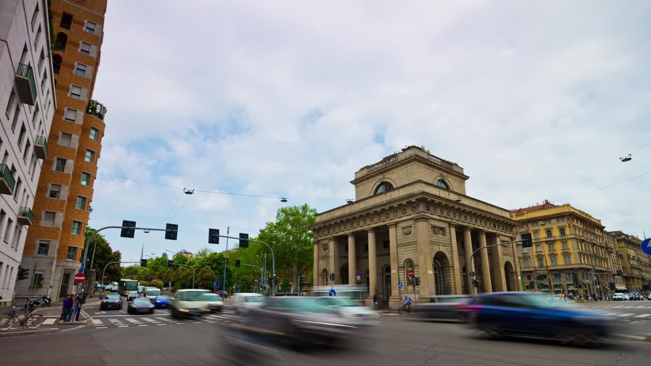italia ciudad de milán día soleado tráfico calle encrucijada panorama 4k lapso de tiempo