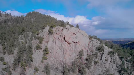 escaladores en la ladera de una colina en boulder colorado