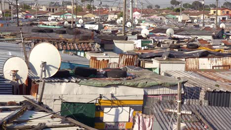 establecimiento de una toma en los tejados de un municipio típico de sudáfrica gugulethu con chozas de hojalata gente pobre y pobreza 1