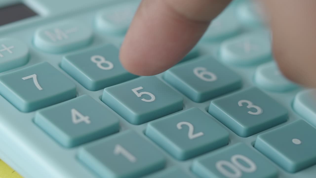 persona que utiliza una calculadora azul claro para introducir 5