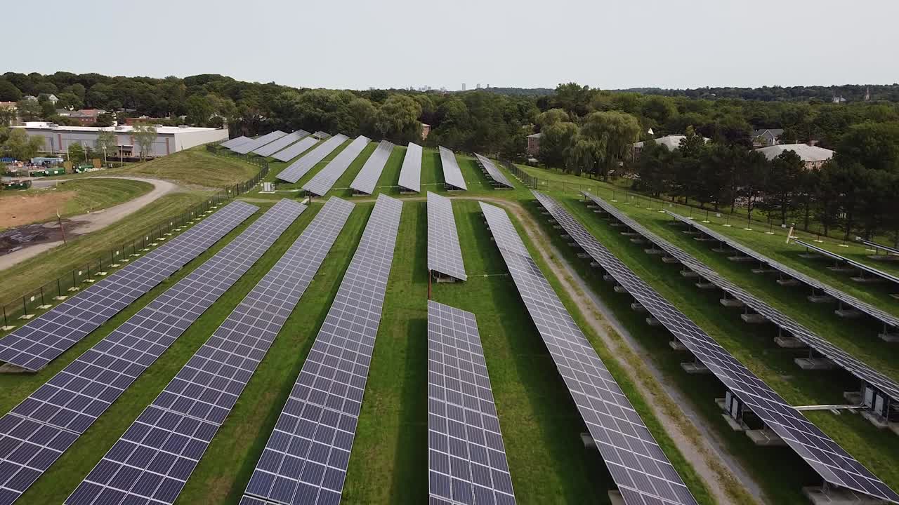 поднимается над рядами солнечных батарей и показывает далекий горизонт бостона
