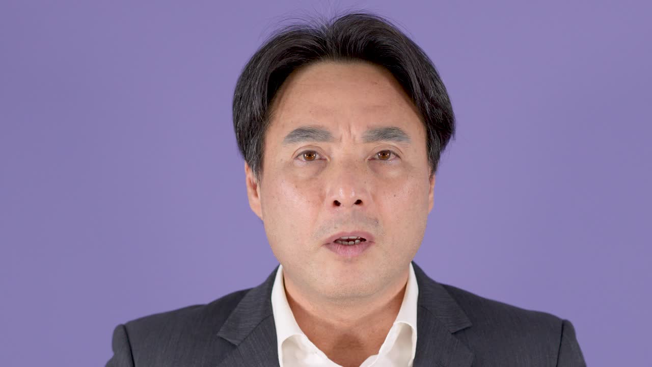 紫色の背景に対して、驚いたり、不満そうにしたり、興奮したりと、さまざまな反応を見せるスーツ姿の中年ビジネスマン