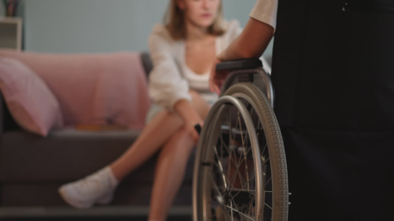 una mujer cariñosa mueve una silla de ruedas con una novia paralizada