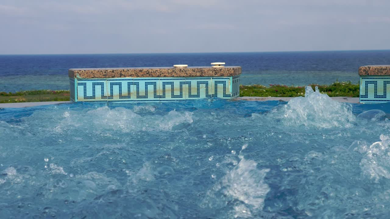 핫. 클로즈업. 개방된 핫에서 거품이 나는 물, 수영장. 열대 리조트, 바가