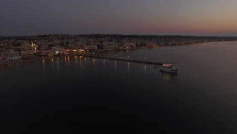 Volando-Sobre-Un-Barco-Turístico-En-El-Mar-Por-La-Noche.