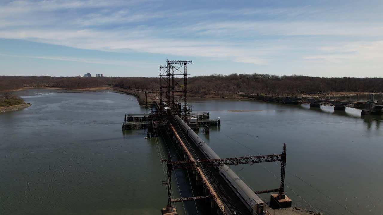 una vista aérea de un tren que cruza el puente ferroviario de pelham bay en el bronx, nueva york en una mañana soleada