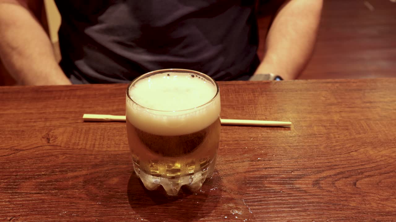 사케 폭탄을 준비하고 즐기고 있습니다.