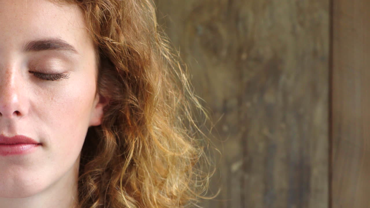 걱정 없이 보이는 젊은 여성 의 클로즈업 초상화