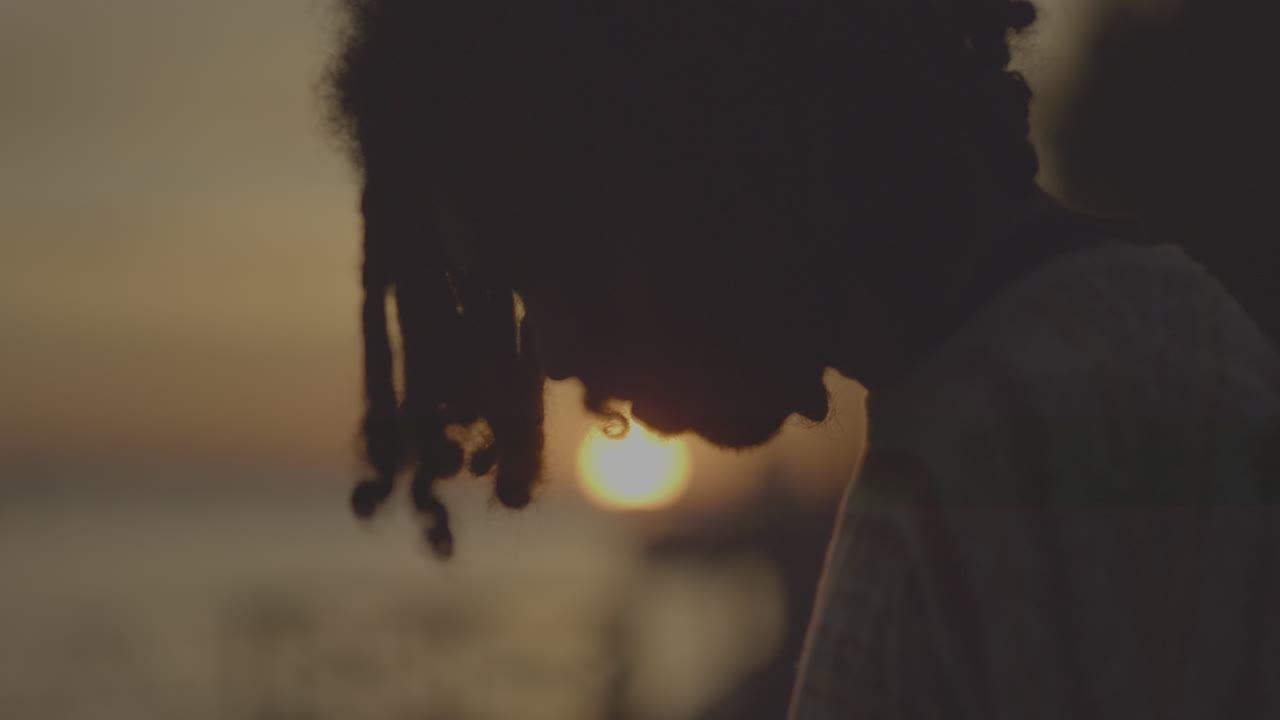 Silhouette di una persona al tramonto