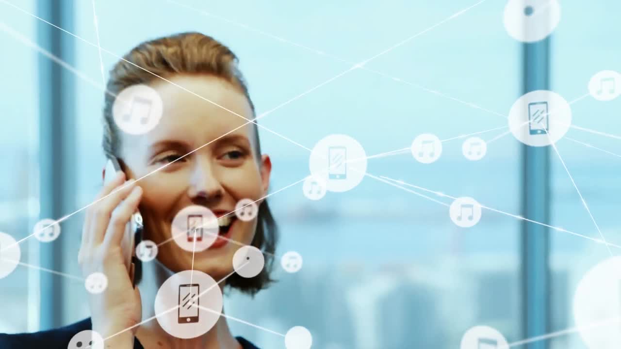 la mujer en la foto está hablando por teléfono móvil en su oficina