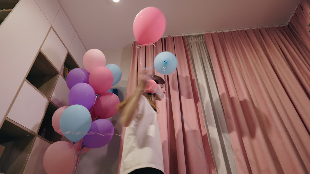una adolescente con globos