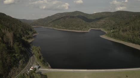 Toma-Escénica-De-Drones-De-Un-Hermoso-Lago-Al-Atardecer-En-El-Parque-Nacional-De-Harz,-Alemania,-Europa