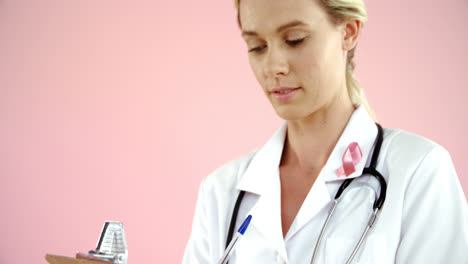 retrato de un médico escribiendo en un clipboard
