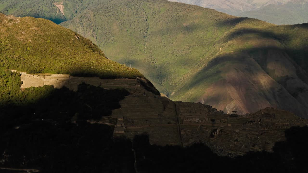 machu picchu desde la distancia en la sombra