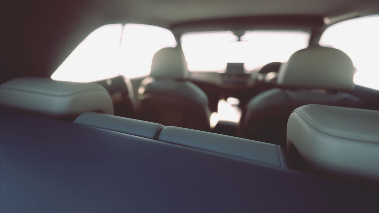 부드러운 가죽 좌석과 은 창문이 있는 차량의 내부 모습