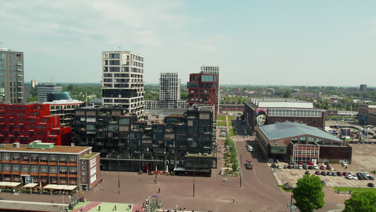 Restaurant in der Nähe des Fährterminals im urbanen Amsterdam, Niederlande