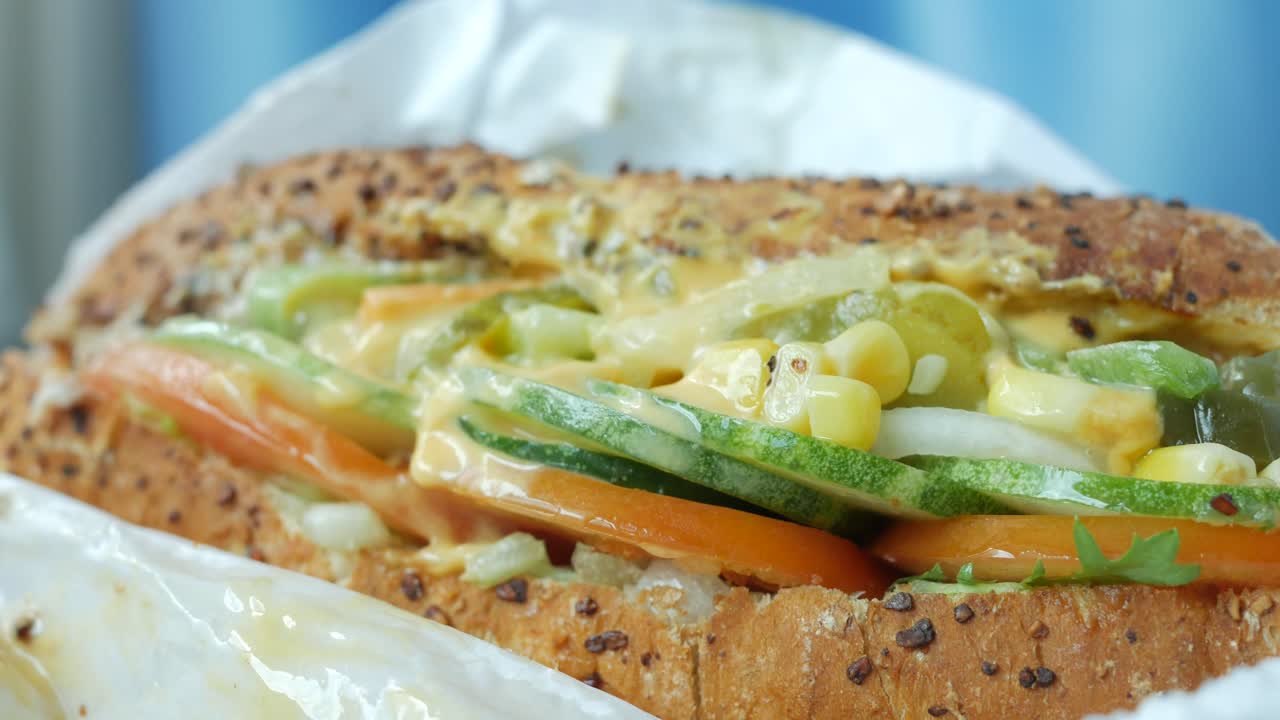 테이블 위 의 접시 에 마요네즈 를 넣은 참치 샌드위치