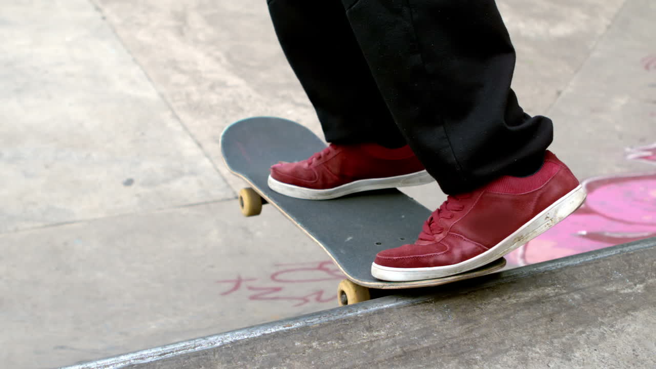 joven patinador patinando en el parque de patinaje al aire libre