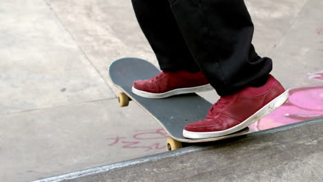 Joven-Skater-Patinando-En-El-Skatepark-Al-Aire-Libre